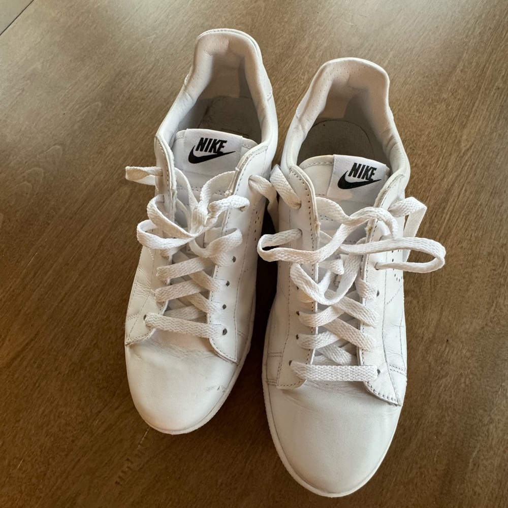 Nike Women’s Court shoe